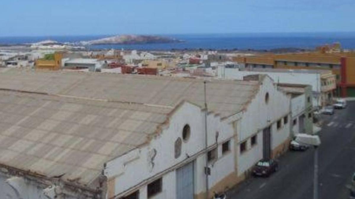 Las naves de empaquetado de tomates de Leonard Hamaton Pilcher, en El Toril, con la bahía de Gando al fondo