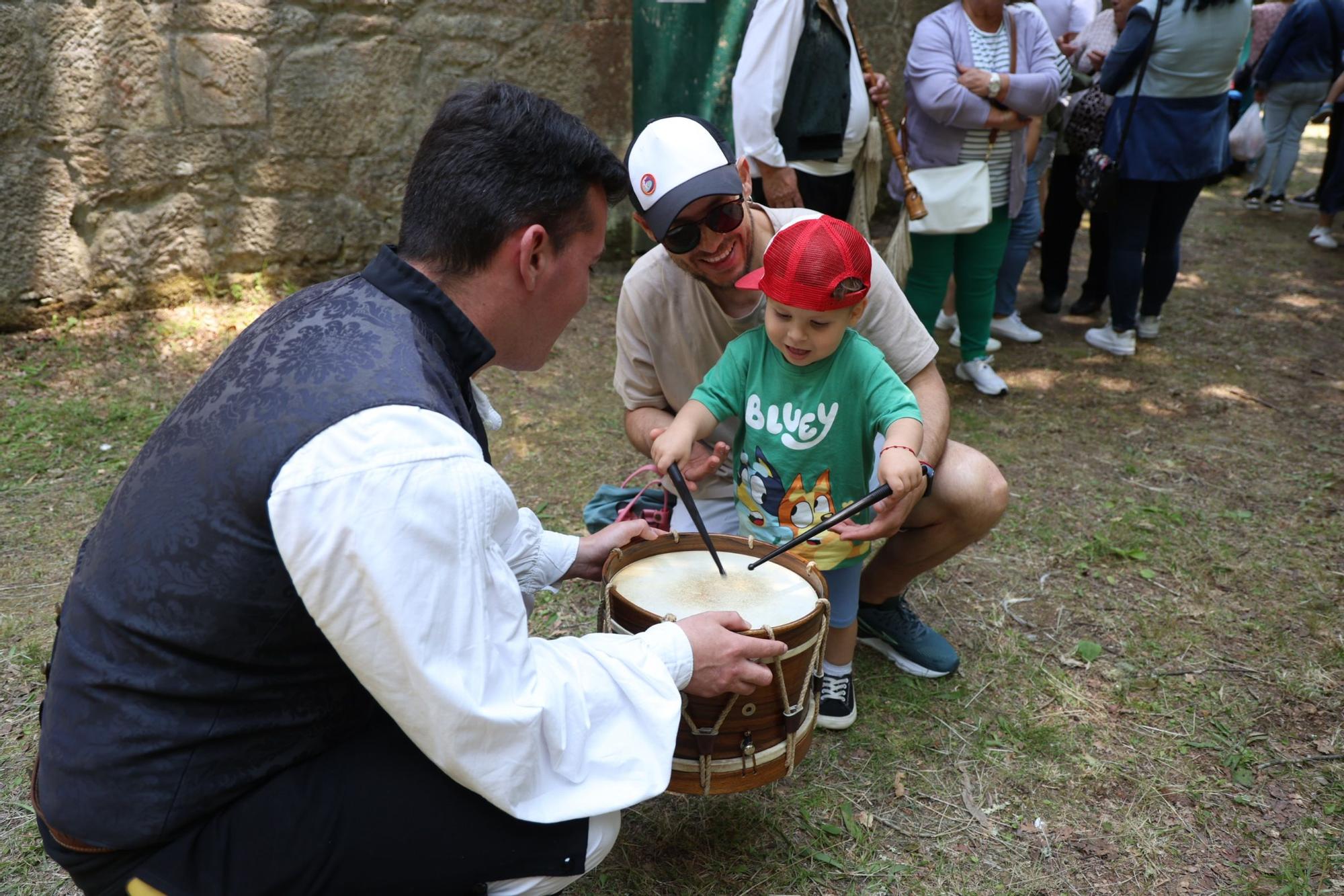 Así se vive la tradicional romería de San Cibrán en Catoira.