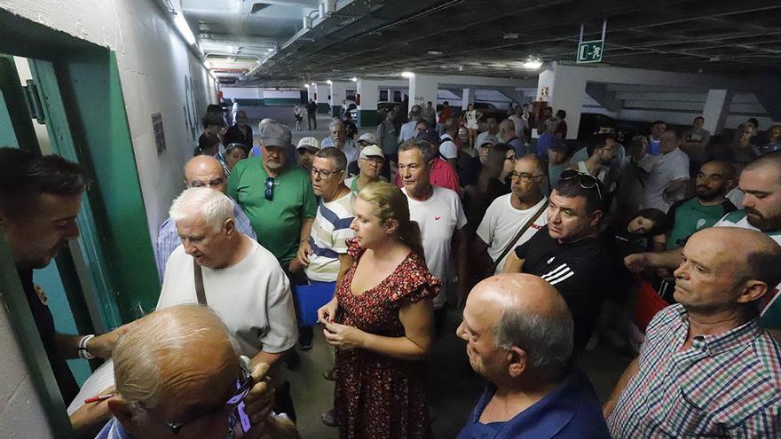 Largas colas en el primer día de la campaña de abonos del Córdoba CF