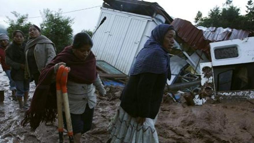 Varias personas abandonan una localidad de Oaxaca.