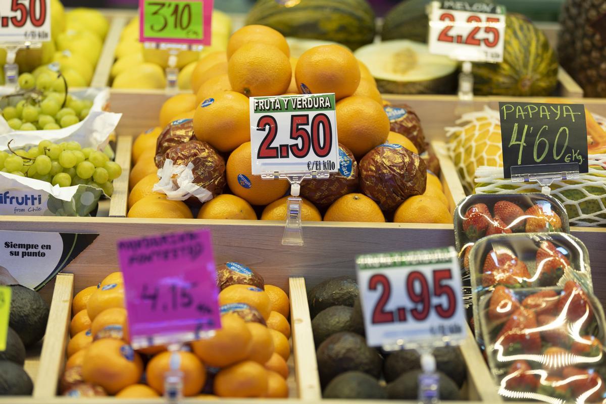 Archivo - Diferentes frutas en un puesto de un mercado