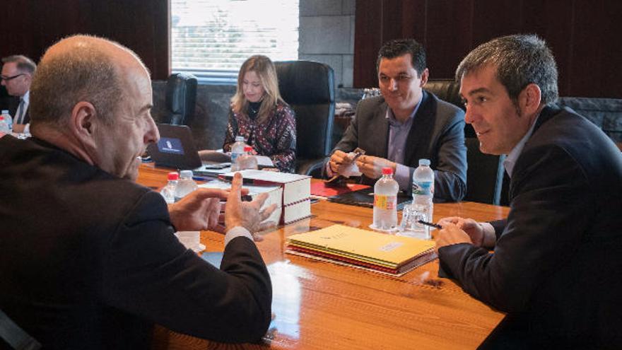 Pedro Ortega charla con Fernando Clavijo, este lunes, en presencia de Rosa Dávila y Pablo Rodríguez durante el Consejo de Gobierno.