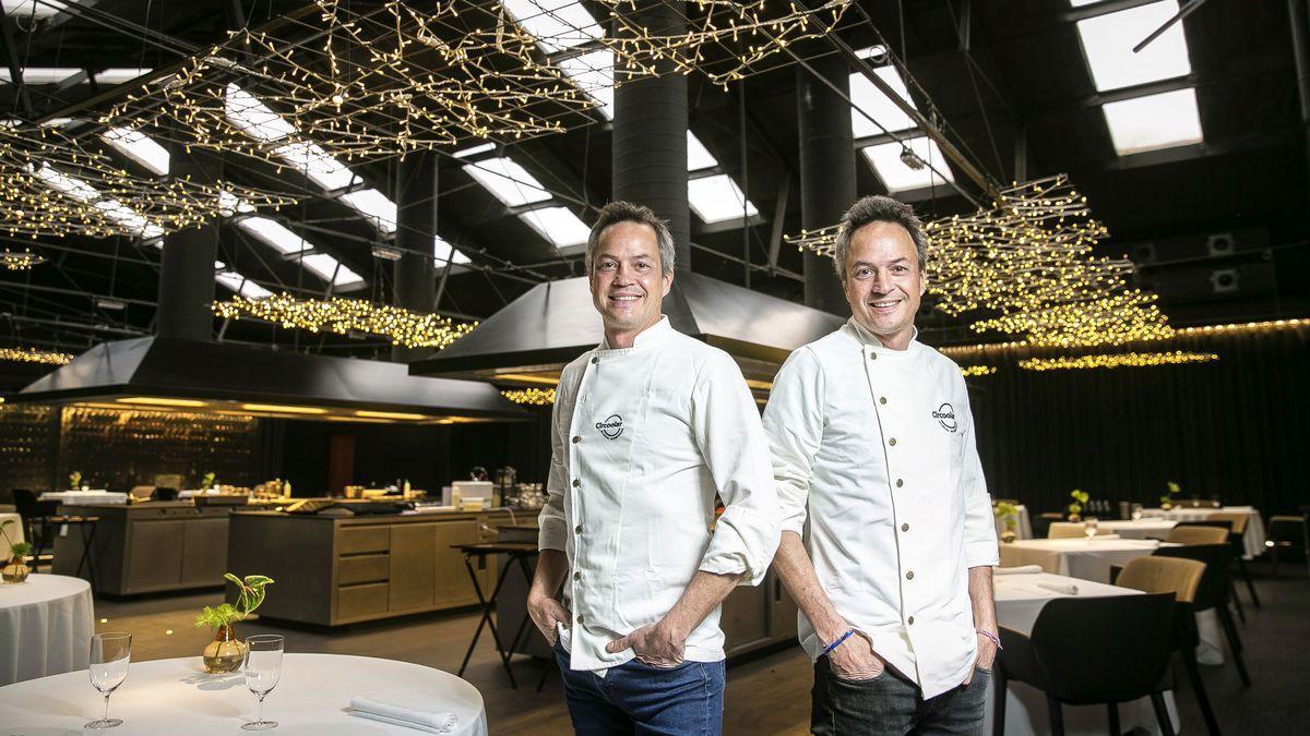 Javier y Sergio Torres, en el comedor de su restaurante.