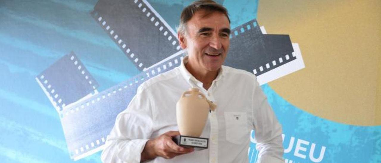 Alfonso Agra luce su Premio Cinema Galego, que fue entregado ayer en un encuentro con el público.   | // Gonzalo Núñez..