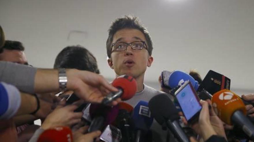 Íñigo Errejón, atenent la premsa després de la reunió d&#039;ahir, a Madrid.