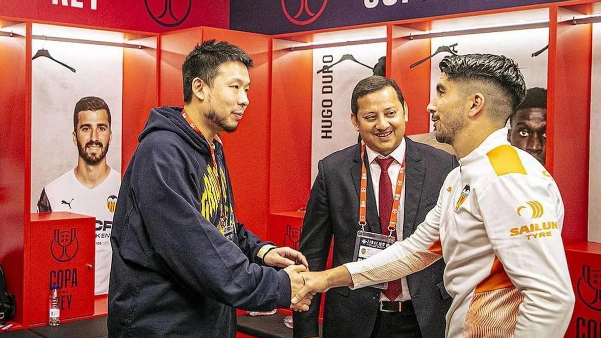 La dedicatoria más emotiva de Carlos Soler tras ganar la Copa del Rey con la Senyera al cuello