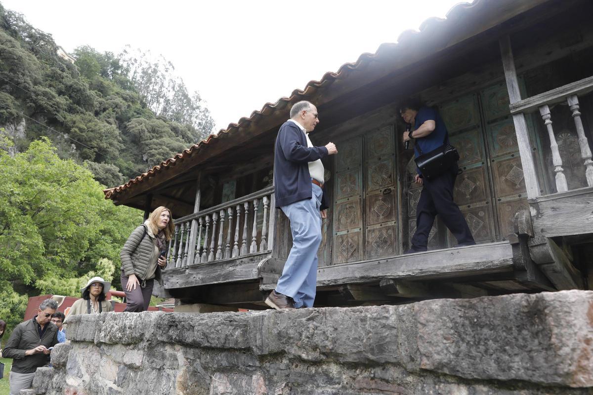 La comitiva portuguesa de "Terras sem sombra", "fascinada" con los hórreos de Ribera de Arriba, en imágenes