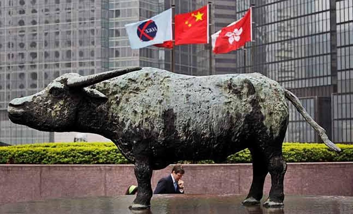Una escultura és vista davant de la borsa de Hong Kong (Xina) al centre financer de la ciutat.