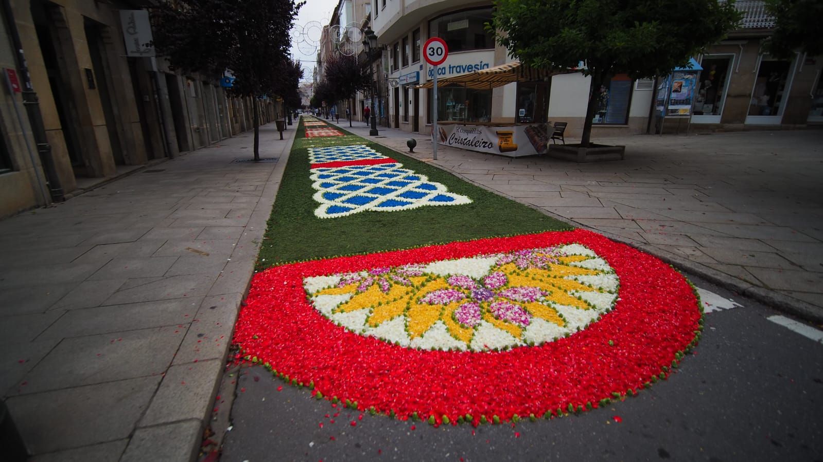 Redondela, cubierta por sus alfombras de flores - Faro de Vigo