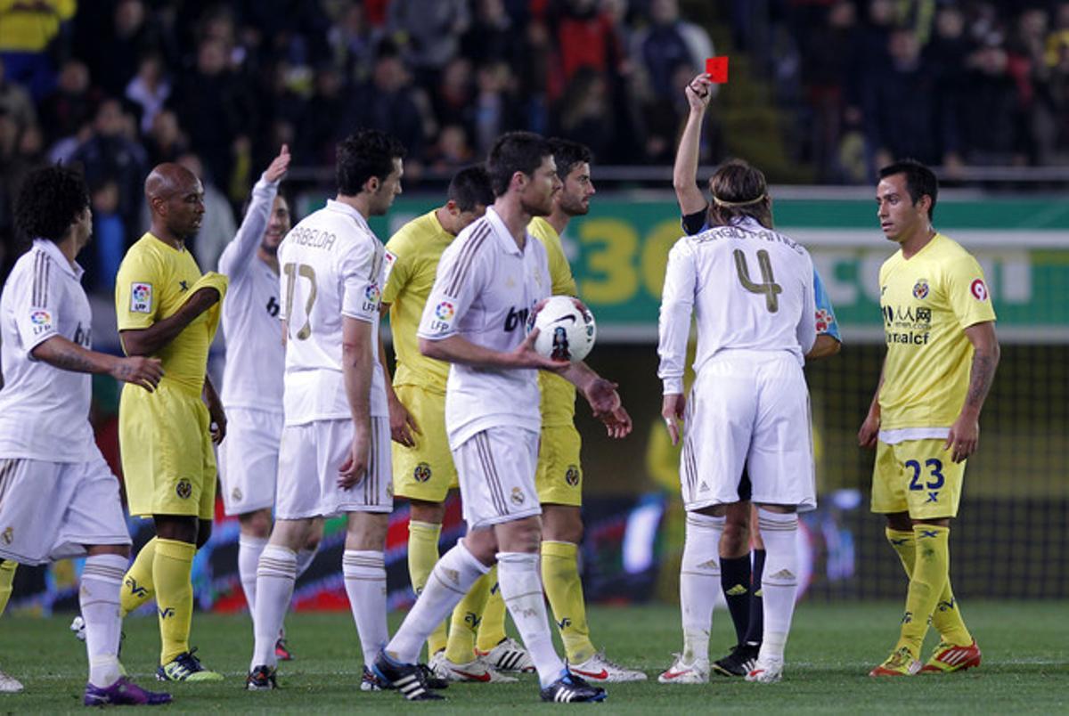 L’àrbitre mostra la vermella a Sergio Ramos a El Madrigal.