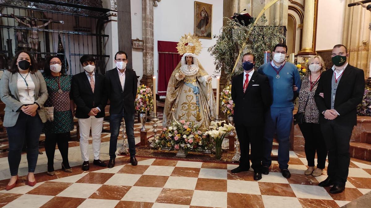 Miembros de la Junta de Gobierno, representantes de cofradías y concejal de Cultura ante la Virgen de la Alegría.