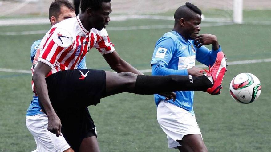 El jugador del Siero Saha, a la izquierda, trata de golpear el balón ante Rony, del Urraca.