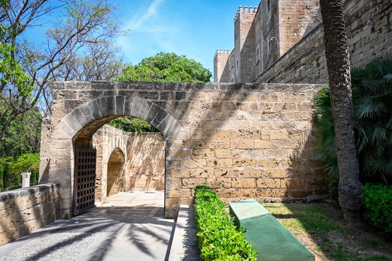Eliminan las pintadas contra el turismo en s'Hort del Rei y la Almudaina de Palma