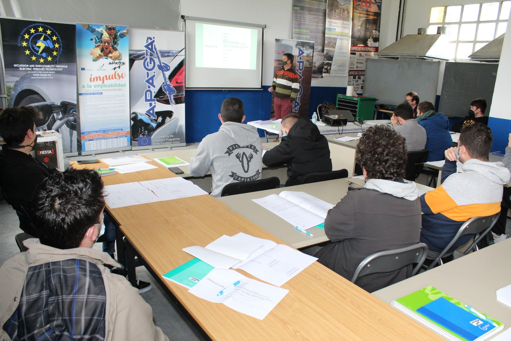 Alumnos del curso impartido en Ribadeo, durante una de sus clases. | T. C.