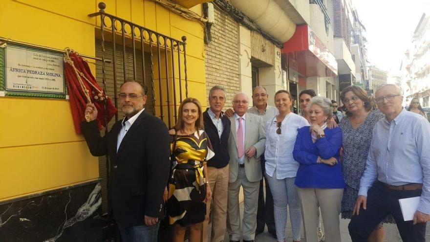 Autoridades y familiares de África Pedraza Molina, durante el acto en el que se descubrió una placa de homenaje en su vivienda en Lucena, en el 2019.