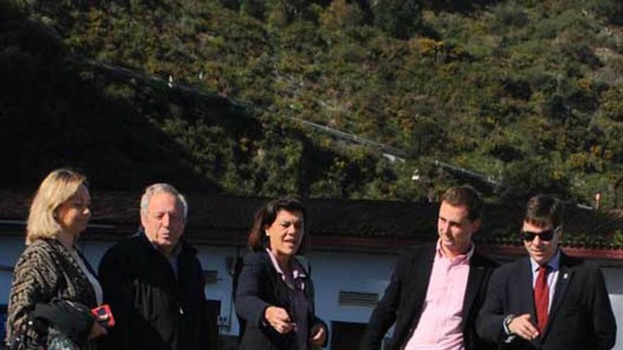 Los ediles Verónica Pardo y Ramón Cándano, la diputada Carmen Pérez García de la Mata, David González Medina e Ignacio Escribano, frente a uno de los agujeros. g. garcía