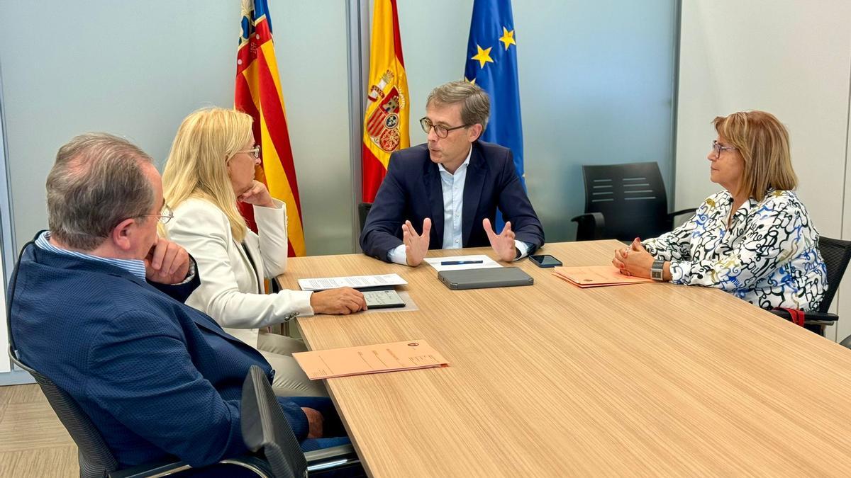 La alcaldesa Conxa García y la edil de Urbanismo, Lola Albert, durante la reunión con el secretario autonómico de vivienda, Sebastián Fernández.