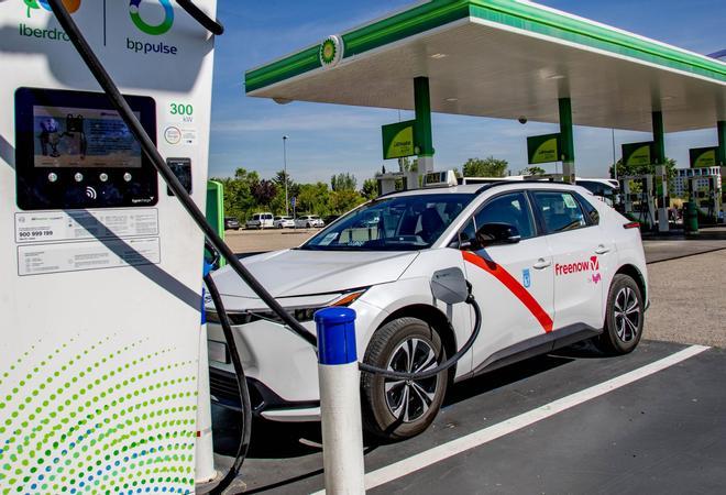 Freenow y BP se unen para abaratar la factura de carburante y carga eléctrica de los taxistas