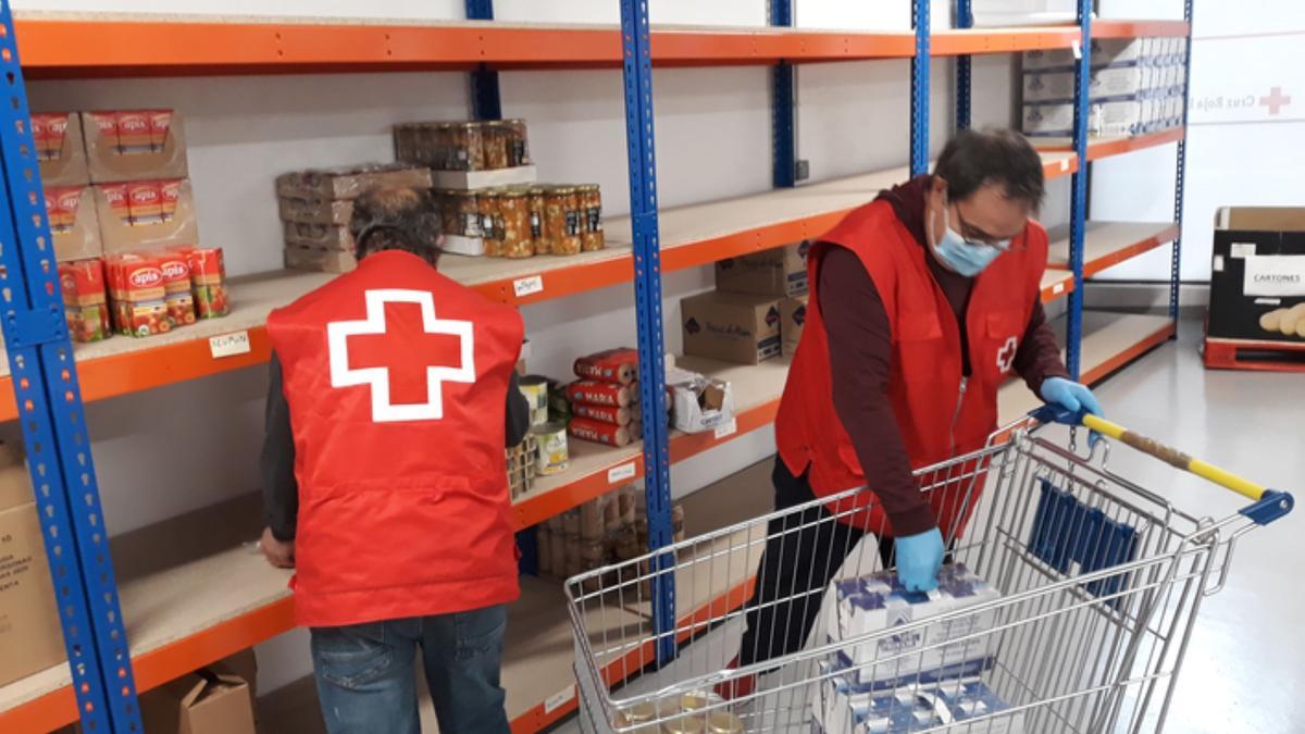 Foto de archivo, voluntarios de Cruz Roja llenando un carro de comida para una familia