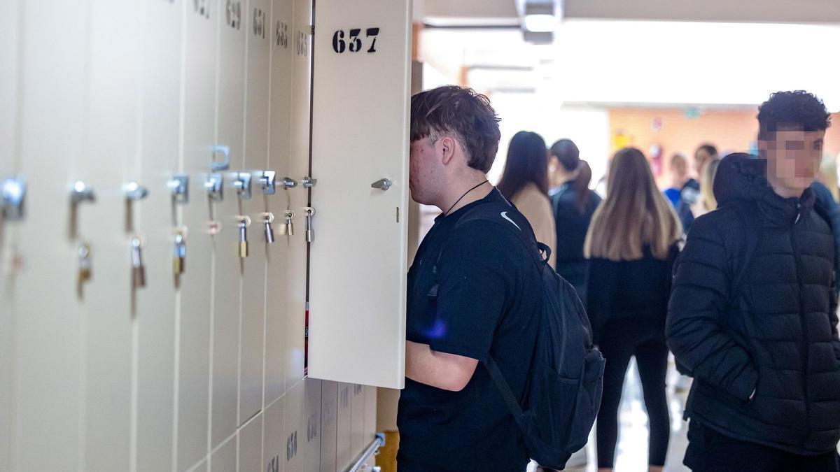 Un joven en un IES valenciano, en una imagen de archivo.