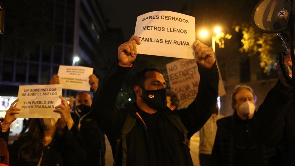 Un centenar de personas protestan en la manifestación de Barcelona contra el toque de queda y el cierre de negocios y comercios, el 5 de noviembre del 2020