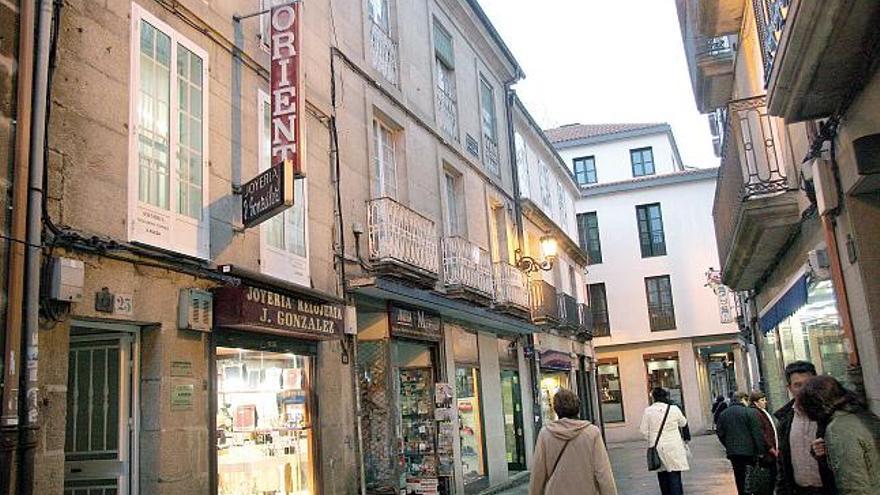 La casa natal de Otero Pedrayo y Vicente Risco se encuentra en la rúa da Paz, en la zona histórica de la ciudad.