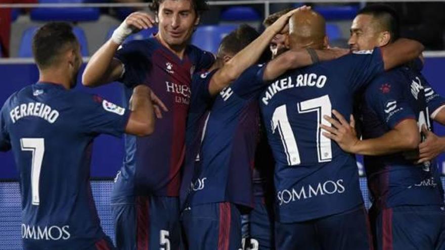 Ferreiro, el exfranjiverde Mosquera, Mikel Rico y Okazaki festejan un gol del Huesca esta campaña.