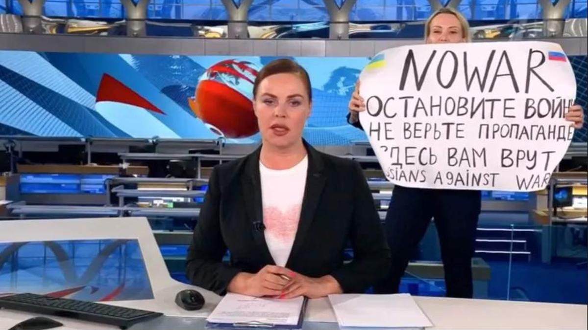 Pancarta en el telediario de Channel 1, principal cadena estatal de Rusia.