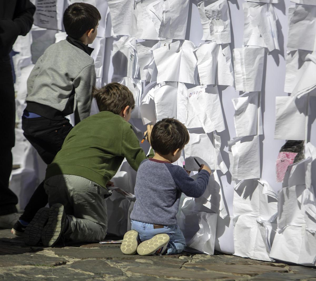 Acción participativa Hojas Blancas en la plaza de Santa María. CÁCERES 2031.