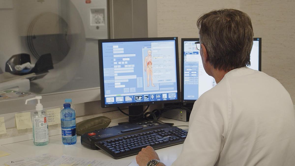 Un profesional de la Unidad de Medicina Nuclear del hospital Reina Sofía.
