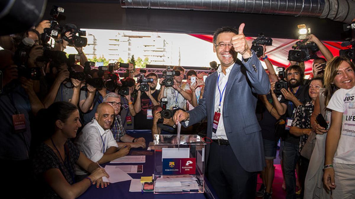 Josep Maria Bartomeu ha sido el primero de los cuatro candidatos en depositar su voto en la urna