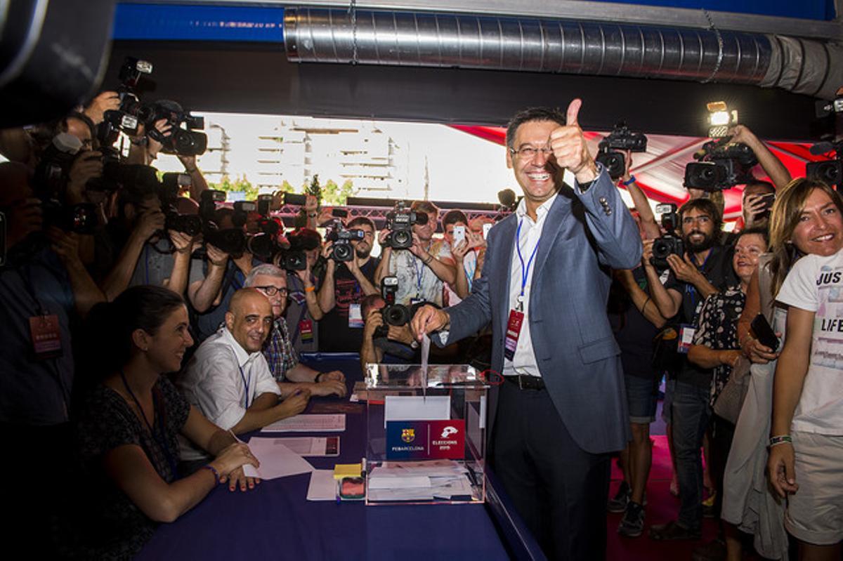 Josep Maria Bartomeu ha sigut el primer dels quatre candidats a dipositar el seu vot a l’urna.