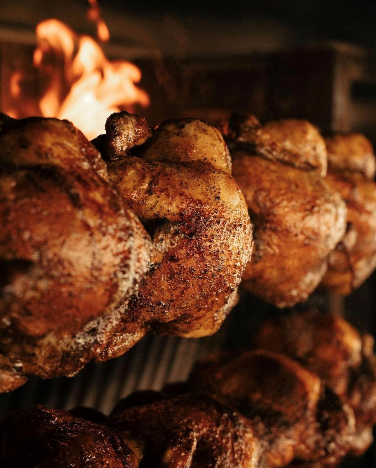 El pollastre a l’ast, cruixent per fora i tendre per dins, és el protagonista de la casa.