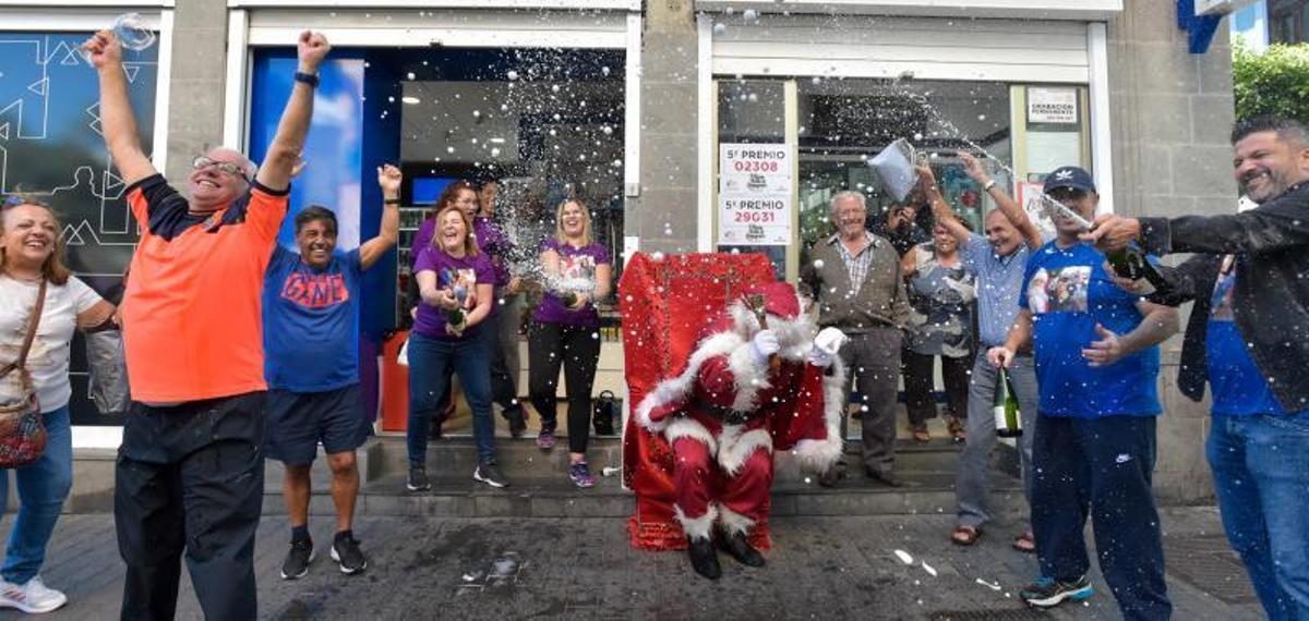 22-12-2018 LAS PALMAS DE GRAN CANARIA. Toca el Primer Premio y dos quintos premios en la administración de la calle Ripoche. Fotógrafo: ANDRES CRUZ  | 22/12/2018 | Fotógrafo: Andrés Cruz
