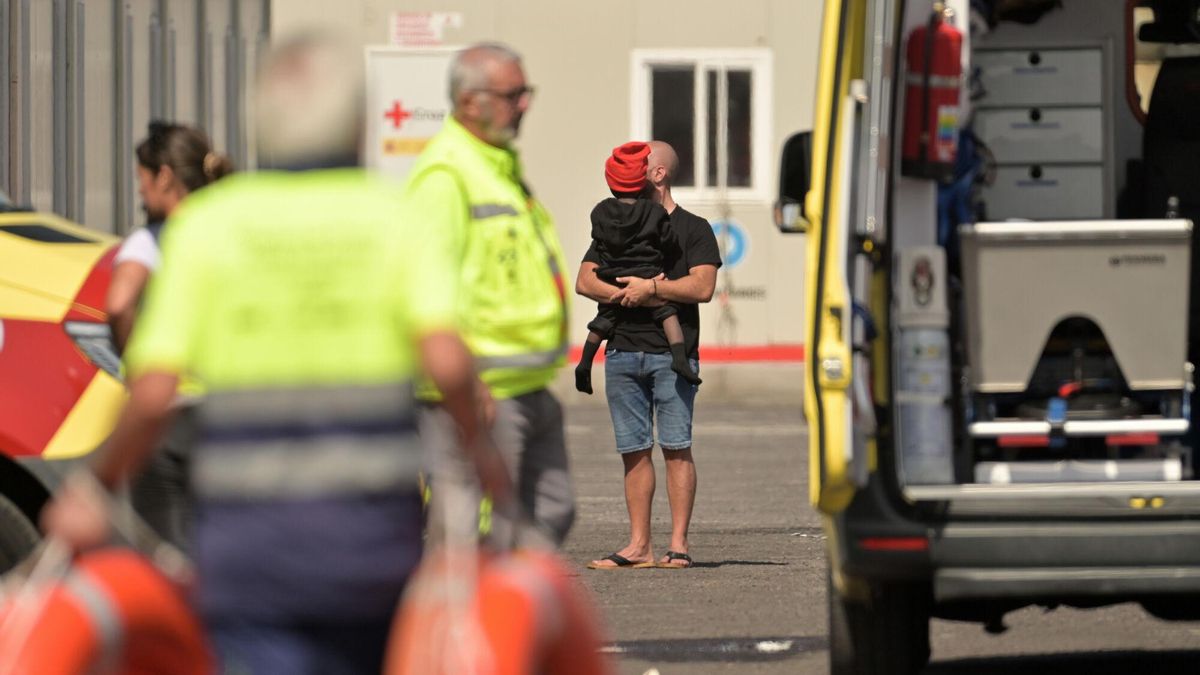 Un cayuco vuelca al llegar al puerto de La Restinga (El Hierro)