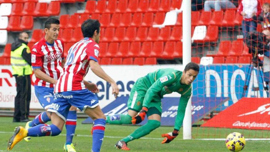 Whalley intenta tapar un remate de Carlos Castro en presencia de Luis Hernández.