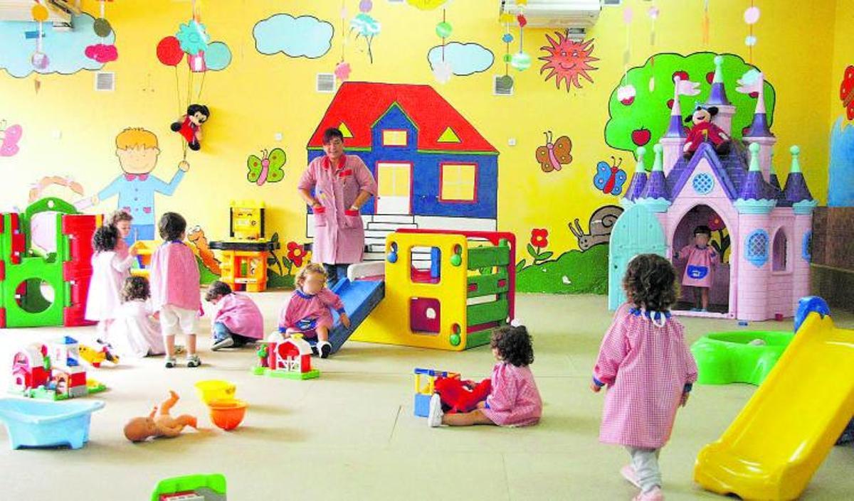 Un grupo de niños juegan en una guardería, antes de comenzar la pandemia. | EL PERIÓDICO