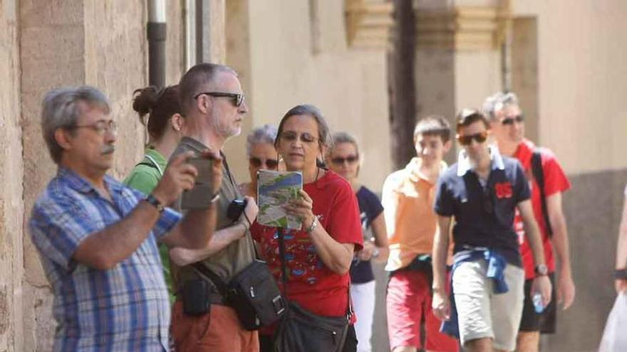 Varios turistas, ayer, en el casco histórico de la capital zamorana.