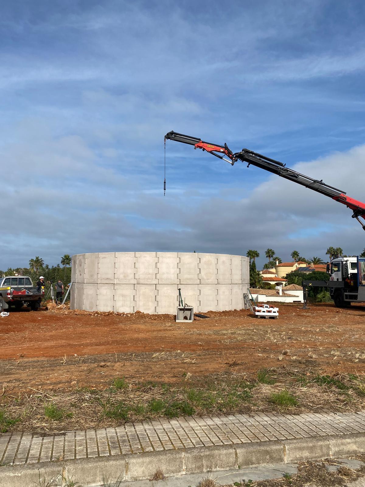 Todas las piezas de hormigón del depósito, ya ensambladas