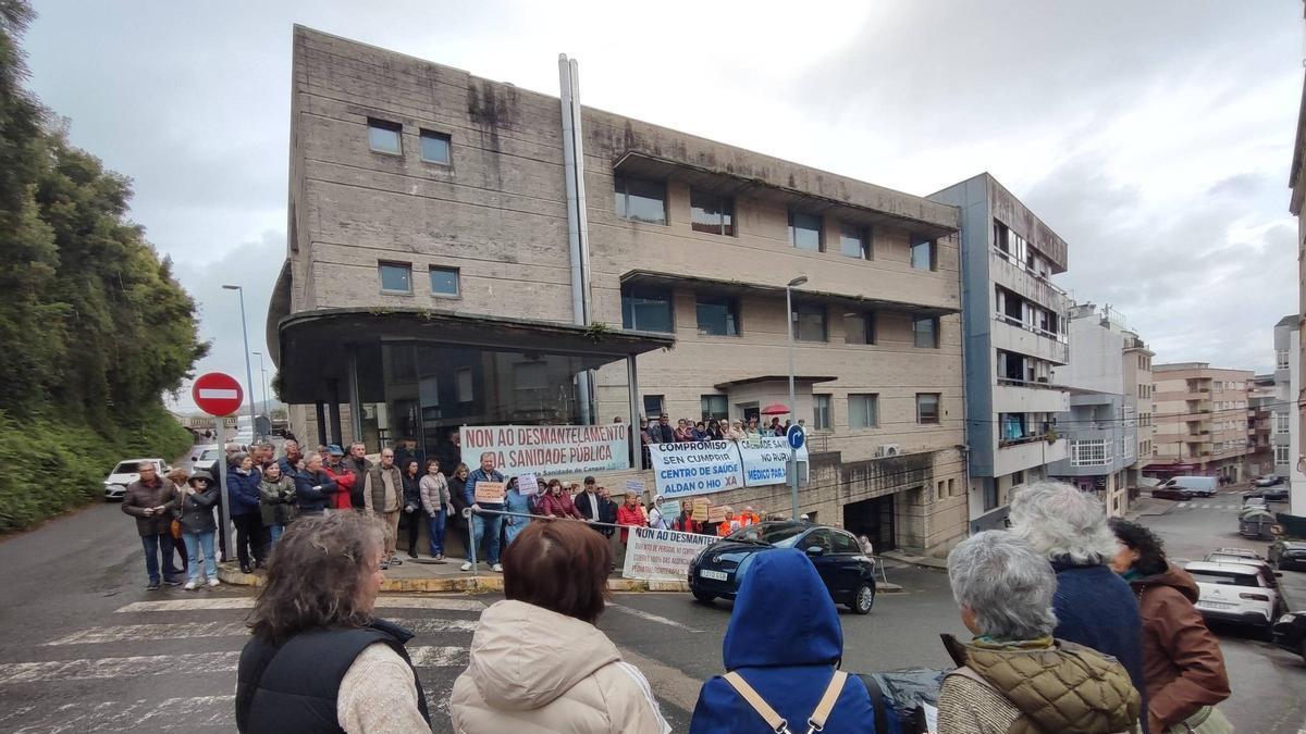 Una concentración delante del centro de salud y PAC de Cangas.