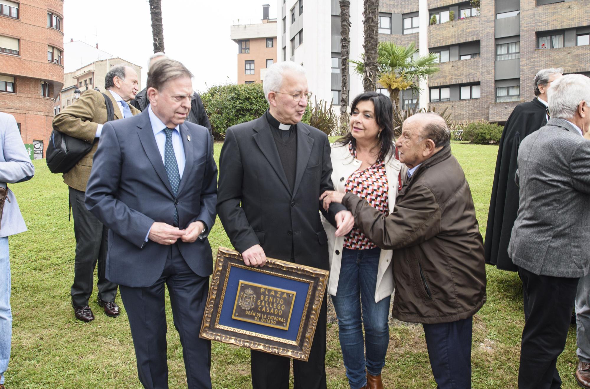 El deán de la Catedral de Oviedo ya está en el callejero: así fue la inauguración de la plaza Benito Gallego