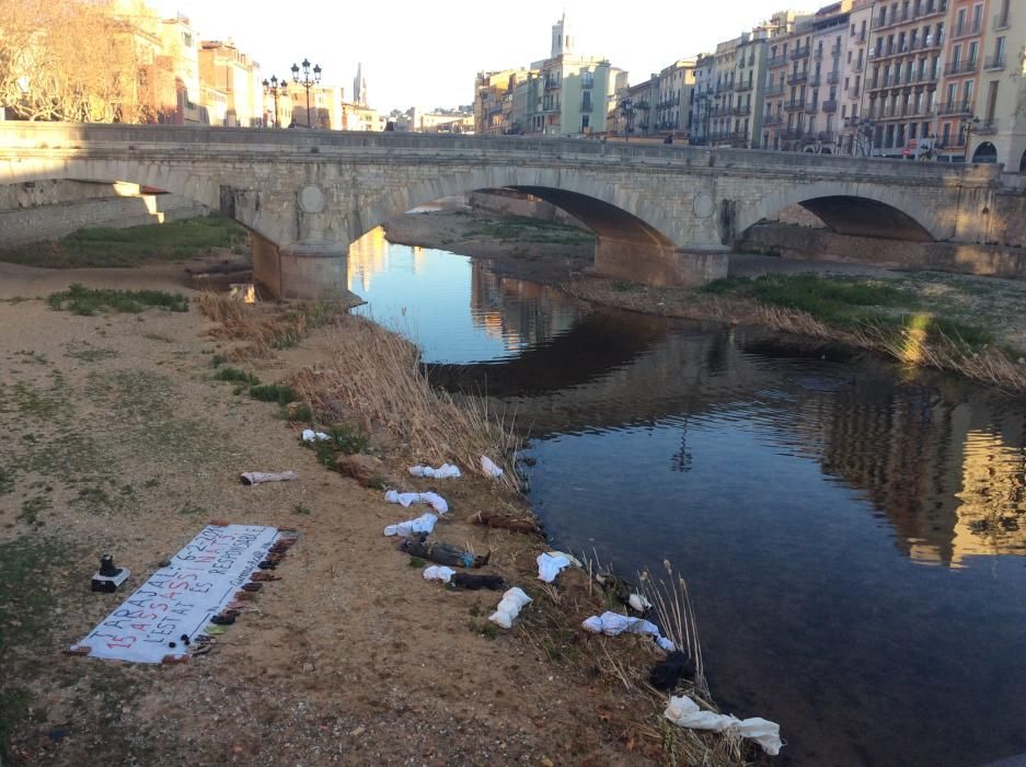 Girona Acull recorda els morts de Ceuta amb una performance a l'Onyar