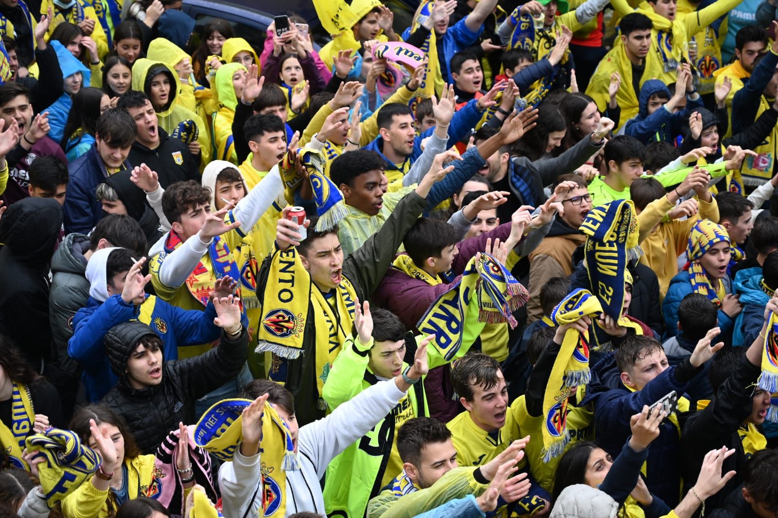 Fotogalería | La lluvia no frena las ganas de la afición del Villarreal de ver a su equipo en la final de Champions