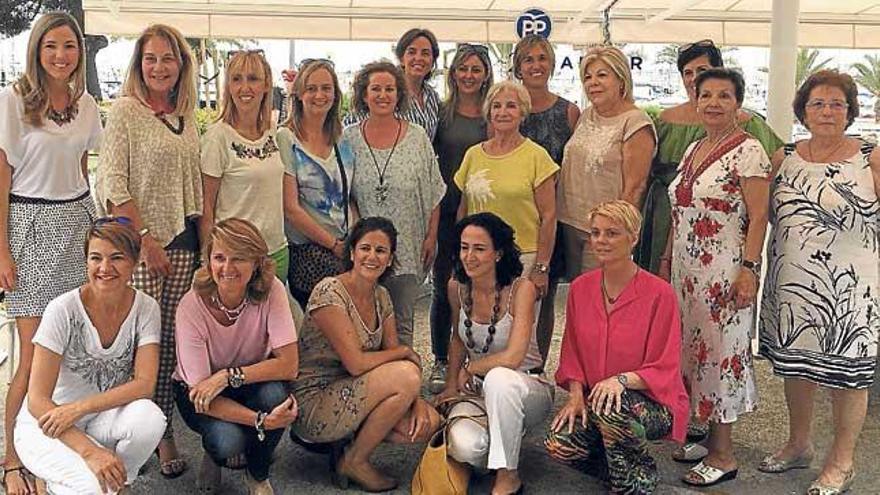 Palmer, con un grupo de mujeres de su partido.