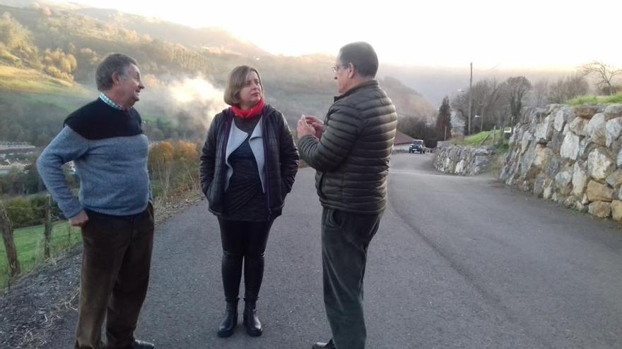 Taboada junto a dos vecinos de Villarín (Trubia).