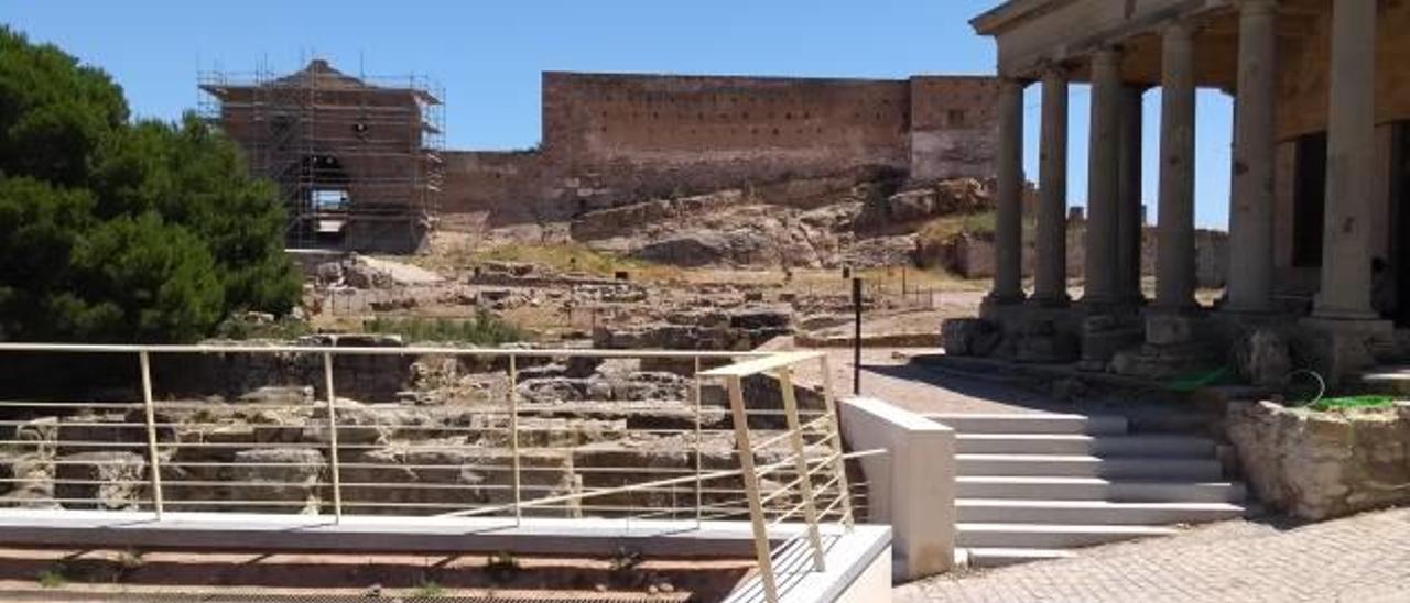 Barandillas de color beige colocadas en la intervención de 2016 en el Castillo, con la Puerta de Almenara con el andamio, al fondo.