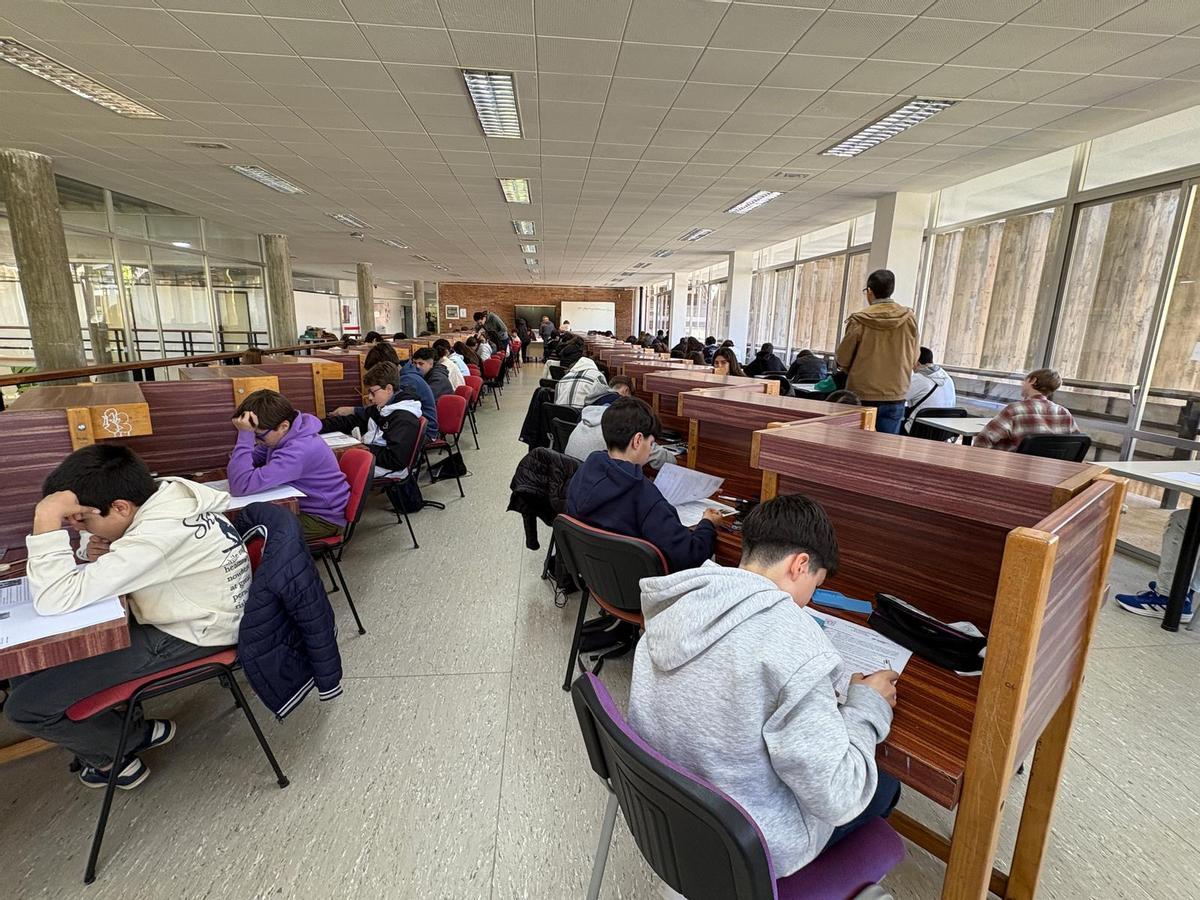 Alumnado de la categoría junior durante una de las pruebas de la Olimpiada Matemática.