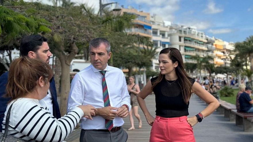 Manuel Domínguez (c) junto a Fátima Lemes en el paseo de Los Cristianos, este viernes.