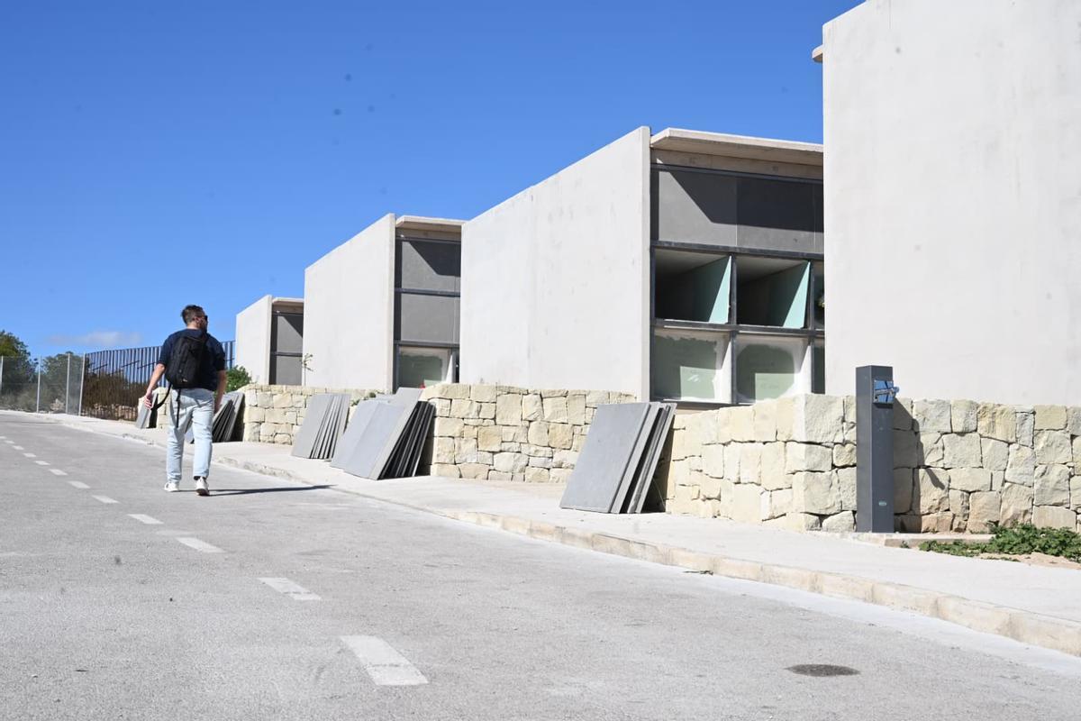 Hilera de nuevos nichos construidos recientemente en el perímetro exterior del Cementerio Nuevo de Elche.