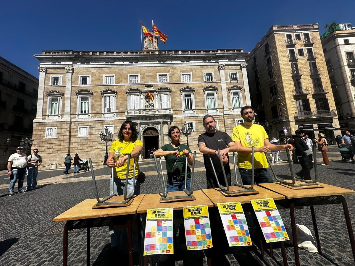 Los representantes sindicales, en pupitres frente al Palau de la Generalitat, este martes.
